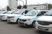 وقفة احتجاجية لأصحاب سيارات الأجرة الكبيرة أمام مبنى عمالة بنسليمان، بسبب إغلاق باب الحوار أمامهم