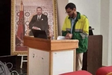 ببني ملال، عامل نظافة يناقش أطروحة الدكتوراه بزي عمله والحضور صفق له كثيرا