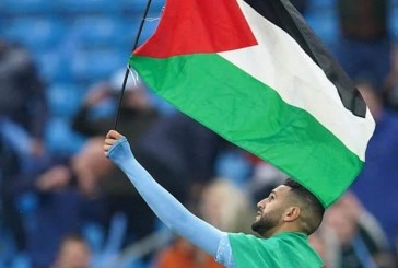 المحترف الجزائري محرز يحتفل مع فريقه الإنجليري مانشيستر سيتي برفع العلم الفلسطيني